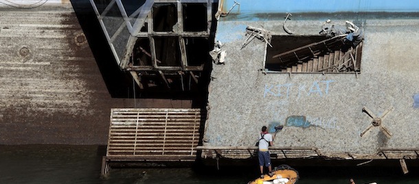 Salvage crew work on part of the capsized cruise liner Costa Concordia after the start of the "parbuckling" operation, outside Giglio harbour September 16, 2013. Engineering teams began lifting the wrecked Costa Concordia liner upright on Monday, the start of one of the most complex and costly maritime salvage operations ever attempted. REUTERS/ Tony Gentile (ITALY - Tags: DISASTER MARITIME)