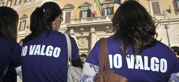 Foto LaPresse
25-09-2013 Roma, Italia
cronaca
Piazza Montecitorio, performance teatrale contro il femminicidio, presente Laura Boldrini Presidente della Camera.