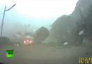 L'auto sfiorata da un enorme masso a Taiwan (video)