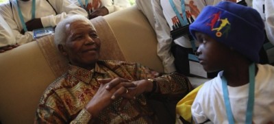 Sudafrica, Mandela dimesso da ospedale, condizioni ancora critiche
