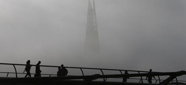 Il ponte pedonale Millennium bridge sullo sfondo el grattacielo "Shard" (REUTERS/Andrew Winning)