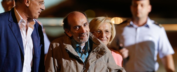 Italian journalist Domenico Quirico (C) gestures to journalists, who kidnapped in Syria in early April, after disembark from the airplane on September 9, 2013 at Ciampino military airport in Rome. AFP PHOTO / ANDREAS SOLARO (Photo credit should read ANDREAS SOLARO/AFP/Getty Images)