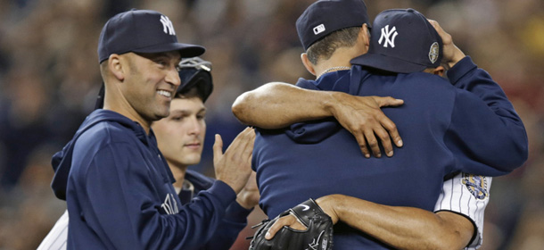 Derek Jeter e Andy Petitte con Mariano Rivera al momento della sua ultima sostituzione (AP Photo/Kathy Willens)