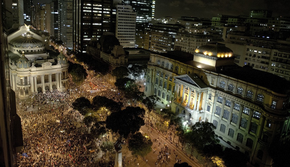 Proteste e scontri insegnanti in Brasile