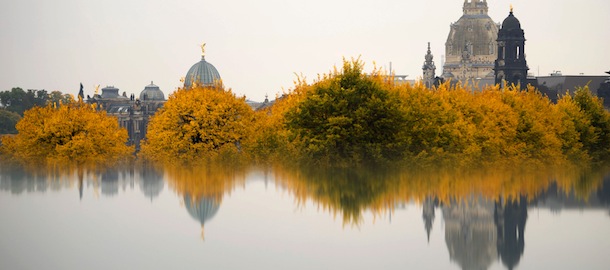 Die Hochschule für Bildende Künste (HfBK, l-r), die Frauenkirche und das Ständehaus spiegeln sich am 10.10.2013 in Dresden (Sachsen) vor herbstlich gefärbten Bäumen in einer Pfütze. Photo by: Sebastian Kahnert/picture-alliance/dpa/AP Images
