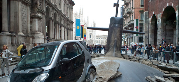 Il sottomarino finto nel centro di Milano