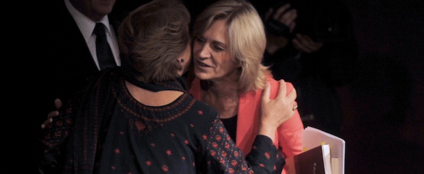 Chilean presidential hopefuls Michelle Bachelet (L) and Evelyn Matthei greet each other during the presidential debate organized by the ARCHI (Association of Broadcasters of Chile), on October 25, 2013 in Santiago. AFP PHOTO/Hector RETAMAL (Photo credit should read HECTOR RETAMAL/AFP/Getty Images)
