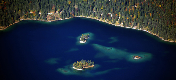 Il lago Eibsee vicino a Garmisch-Partenkirchen, nel sud della Germania, 17 ottobre 2013(AP Photo/Matthias Schrader)
