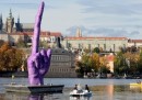Un dito medio gigante per le elezioni in Repubblica Ceca
