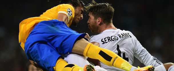 Juventus&#8217; Uruguayan defender Jose Martin Caceres (L) vies with Real Madrid&#8217;s defender Sergio Ramos during the UEFA Champions League Group B football match Real Madrid CF vs Juventus at the Santiago Bernabeu stadium in Madrid on October 23, 2013. AFP PHOTO/ JAVIER SORIANO (Photo credit should read JAVIER SORIANO/AFP/Getty Images)
