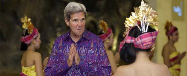 Il segratario di stato statunitense John Kerry (69) vestito con la camicia tradizionale balinese "endek" durante una cena organizzata dai leader dell'APEC, 7 ottobre 2013 (DITA ALANGKARA/AFP/Getty Images)