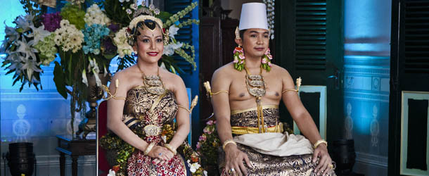 YOGYAKARTA, INDONESIA &#8211; OCTOBER 22: KPH Notonegoro and Gusti Kanjeng Ratu Hayu pose for a photograph during their wedding ceremony in Bangsal Kesatriyan at Kraton Palace on October 22, 2013 in Yogyakarta, Indonesia. The Royal Wedding Held For Sultan Hamengkubuwono X&#8217;s Daughter Gusti Ratu Kanjeng Hayu And KPH Notonegoro. Wedding celebrations will take place October 21-23 October. The wedding parade will include 12 royal horse drawn carriages and will be streamed live on the internet so that it can be watched by people all over the world. (Photo by Ulet Ifansasti/Getty Images)
