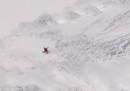 Il video dello sciatore sopravvissuto a una valanga