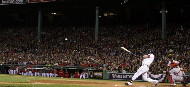 Mike Napoli dei Boston Red Sox batte per tre punti nel primo inning (AP Photo/Matt Slocum)
