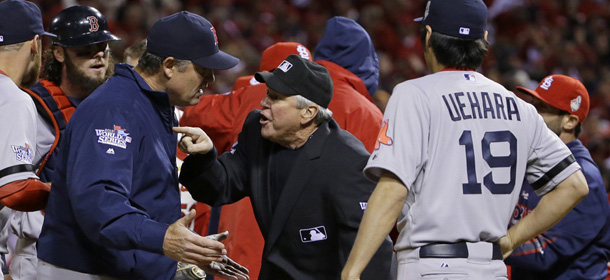 Il manager dei Boston Red Sox John Farrell discute con l&#8217;arbitro Dana DeMuth dopo la chiamata di ostruzione al nono inning (AP Photo/Matt Slocum)
