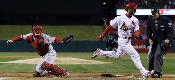 Shane Robinson dei St. Louis Cardinals segna un punto di fronte al catcher dei Boston Red Sox David Ross nel settimo inning (AP Photo/David J. Phillip)

