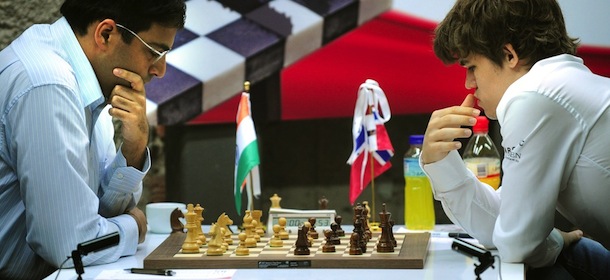 Norwegian chess player Magnus Carlsen (R) plays against Indian Viswanathan Anand during the Bilbao Final Masters 2010, on October 15, 2010, in the northern Spanish Basque city of Bilbao. AFP PHOTO/ RAFA RIVAS (Photo credit should read RAFA RIVAS/AFP/Getty Images)
