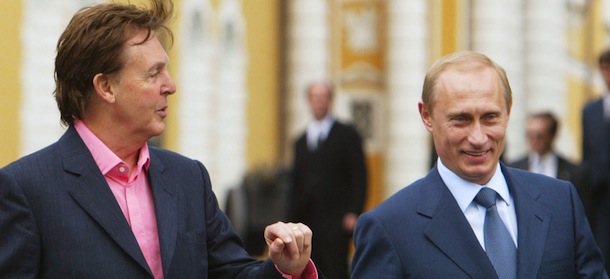Russian President Vladimir Putin (R), pop star Paul McCartney (C) and his wife Heather Mills-McCartney (L) walk at the Kremlin in Moscow 24 May, 2003. Former Beatle McCartney, who will be playing for the first time in Russia, got red carpet treatment usually reserved for visiting heads of state, invited to meet Russian President inside the Kremlin. Photo/STR