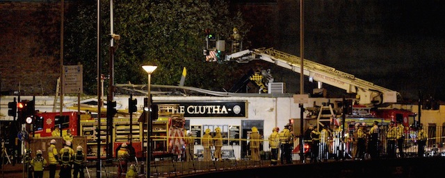 Un elicottero della polizia è precipitato su un pub a Glasgow