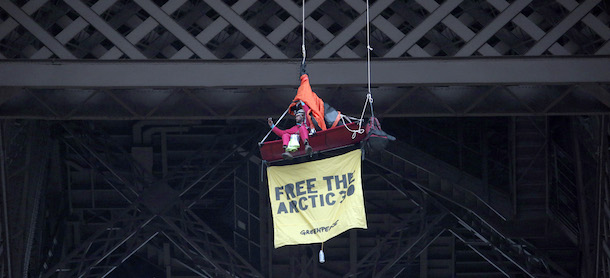 Gli attivisti di Greenpeace sono ancora in carcere