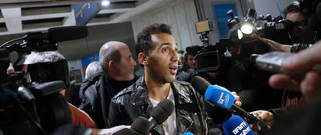 Il calciatore francese Zahir Belounis parla con i giornalisti al suo arrivo all'aeroporto francese Roissy-Charles-de-Gaulle il 28 novembre 2013 (THOMAS SAMSON/AFP/Getty Images)