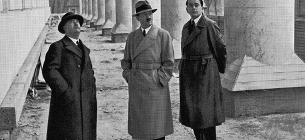 Adolph Hitler con l&#8217;architetto Albert Speer, e il professor Gall a Monaco, 1935 circa (Hulton Archive/Getty Images)
