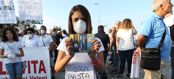 Foto Marco Cantile/LaPresse
28-09-2013 Casal di Principe &#8211; Caserta &#8211; Italia
cronaca
Protesta dei cittadini di Casal Di Principe, dell&#8217;Agro Aversano ed in generale della &#8220;Terra Dei Fuochi&#8221; per chiedere la bonifica della loro terra che le ecomafie hanno avvelenato
