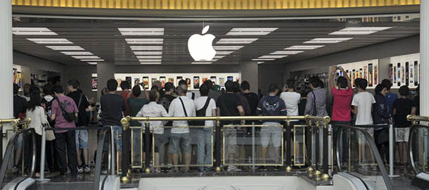 Foto LaPresse
31-08-2013 Roma, Italia
cronaca
Inaugurazione nuovo Apple Store al centro commerciale Euroma2
nella foto: l&#8217;apertura del nuovo Apple Store
