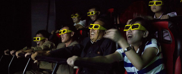 La proiezione di un film 3D al parco divertimenti di Rungna, 22 settembre 2013 (AP Photo/David Guttenfelder)
