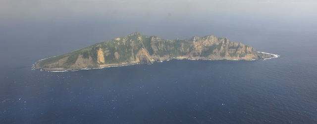 (121213) -- BEIJING, Dec. 13, 2012 (Xinhua) -- Photo taken on a marine surveillance plane B-3837 on Dec. 13, 2012 shows the Diaoyu Islands and nearby islands. A Chinese marine surveillance plane was sent to join vessels patrolling the territorial waters around the Diaoyu Islands on Thursday morning, according to China's maritime authorities. (Xinhua) (zc)
