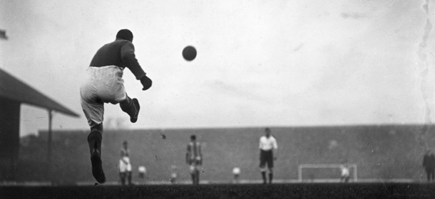 In una foto del 1911, un rinvio del portiere dell&#8217;Oldham Athletic nella partita contro il Tottenham Hotspur: le due squadre di calcio inglesi sono state fondate rispettivamente nel 1895 e nel 1882 (Topical Press Agency/Getty Images)
