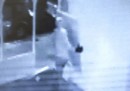 Il video del furto di due stampe di Damien Hirst, a Londra