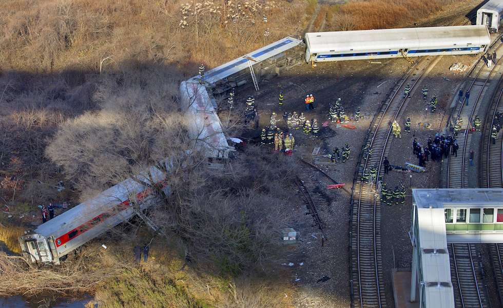 Le foto dell'incidente ferroviario nel Bronx Il Post