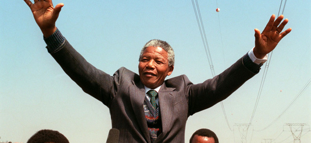 TOKOZA, SOUTH AFRICA: South African National Congress President Nelson Mandela addresses 05 September 1990 in Tokoza a crowd of residents from the Phola park squatter camp during his tour of townships. (Photo credit should read TREVOR SAMSON/AFP/Getty Images)
