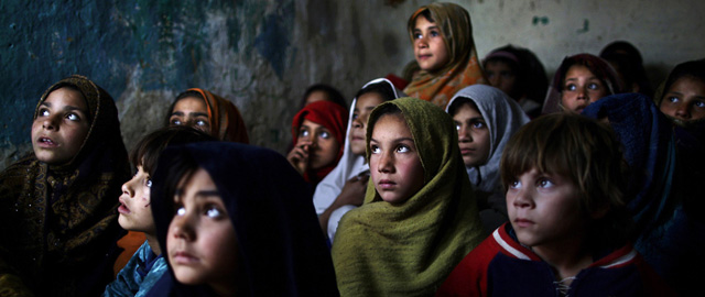 Studentesse di una scuola in un quartiere dove abitano diverse persone sfollate dalle zone tribali del Pakistan, Islamabad, 31 gennaio 2013 (AP Photo/Muhammed Muheisen)