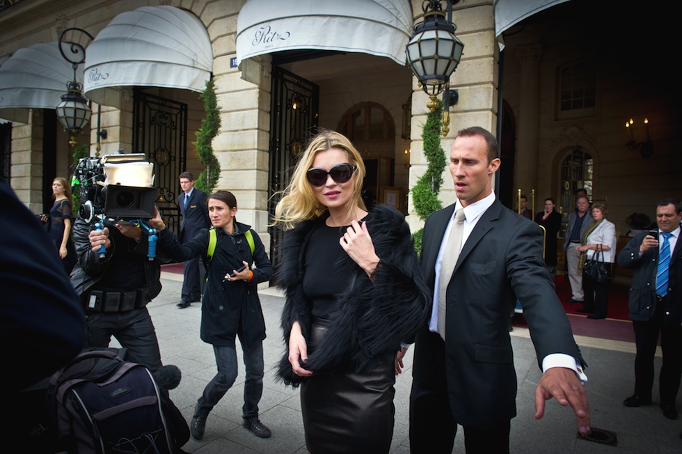 Kate Moss a Parigi durante la settimana della moda, nel 2010 
(MARTIN BUREAU/AFP/Getty Images)