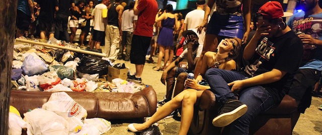 Una festa a Vila Mimosa