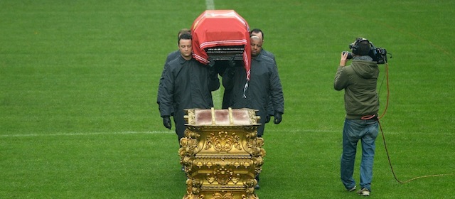 Officials carry the coffin of Benfica football legend Eusebio da Silva Ferreira on the pitch of the Luz stadium in Lisbon on January 6, 2014. Portugal paid final homage today to Portuguese footballing legend Eusebio, also known as the "Black Panther", whose death has sparked worldwide tributes. Eusebio da Silva Ferreira died of cardio-pulmonary arrest early on January 5, aged 71. AFP PHOTO / FRANCISCO LEONG (Photo credit should read FRANCISCO LEONG/AFP/Getty Images)