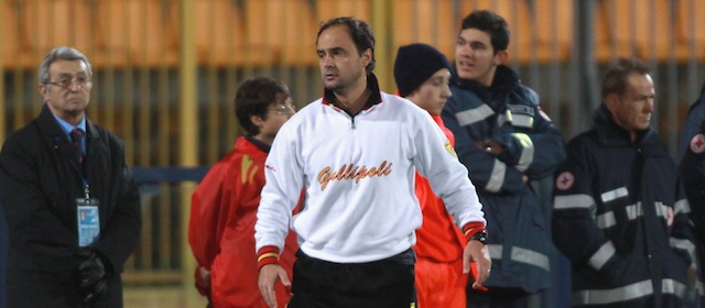 Antonino Barilla' of Reggina Calcio battles for the ball with Antonio Di Gennaro of Gallipoli Calcio during the Serie B match between Gallipoli Calcio and Reggina Calcio at Stadio Via del Mare on December 19, 2009 in Lecce, Italy.