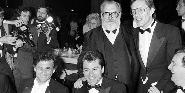 Joe Pesci, Robert de Niro, Sergio Leone, James Wood e Danny Aiello dopo la proiezione di "C'era una volta in America" a Cannes (RALPH GATTI/AFP/Getty Images)