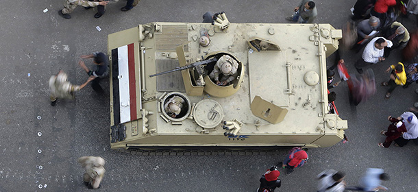 Un carro armato nei pressi di piazza Tahrir (AP Photo/Amr Nabil)