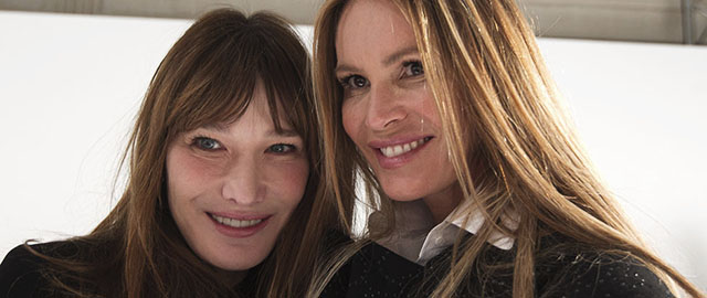 Le ex modelle Carla Bruni Sarkozy (46) e Elle MacPherson (50) dopo la sfilata Schiaparelli duarnte la settimana dell'alta moda a Parigi (AP Photo/Jacques Brinon)