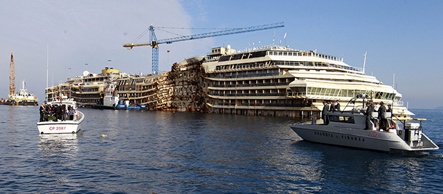 13 gennaio 2014, la nave Costa Concordia incagliata davanti all'Isola del Giglio due anni dopo il naufragio e quattro mesi dopo il raddrizzamento (AP Photo/Gregorio Borgia)