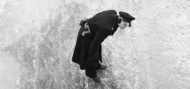 L'ispezione del ghiaccio prima dell'inizio della gara "Sette città" nei Paesi Bassi nel 1955 (Scherer / PIF / Getty Images)