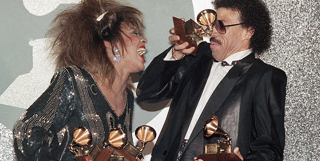 Tina Turner e Lionel Richie, 1985 (AP Photo)