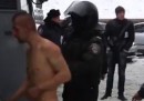 Il manifestante maltrattato dalla polizia a Kiev
