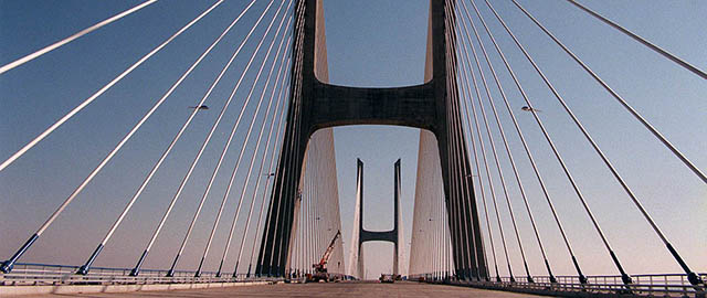 Il ponte Vasco de Gama collega Montijo e Sacavém all'interno dell'area della Grande Lisbona e vicino al Parque das Nações in Portogallo. È stato costruito tra il 1995 e il 1998 ed è lungo più di 17 chilometri (DOMINIQUE FAGET/AFP/Getty Images)