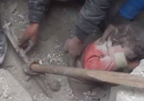 Il bambino tirato fuori dalle macerie in Siria