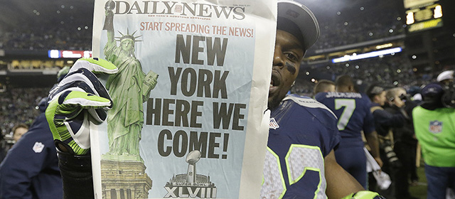 Robert Turbin dei Seattle Seahawks con una copia del quotidiano newyorkese Daily News che annuncia il Super Bowl (AP Foto/Elaine Thompson)