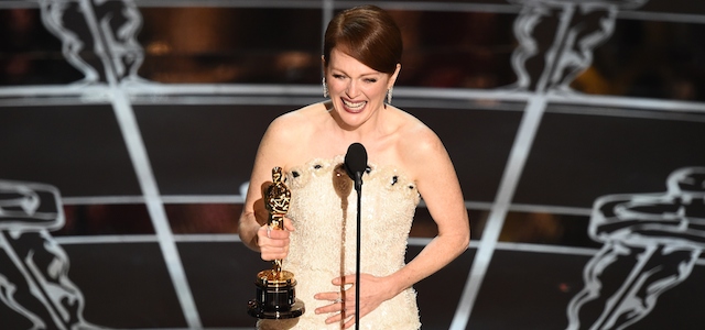 Winner for Best Actress Julianne Moore accepts her award on stage at the 87th Oscars February 22, 2015 in Hollywood, California. AFP PHOTO / Robyn BECK (Photo credit should read ROBYN BECK/AFP/Getty Images)